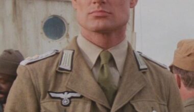 Mon psychiatre : *Mais non, Emmanuel Macron n'a jamais joué dans Indiana Jones, c'est le fruit de votre cerveau malade*