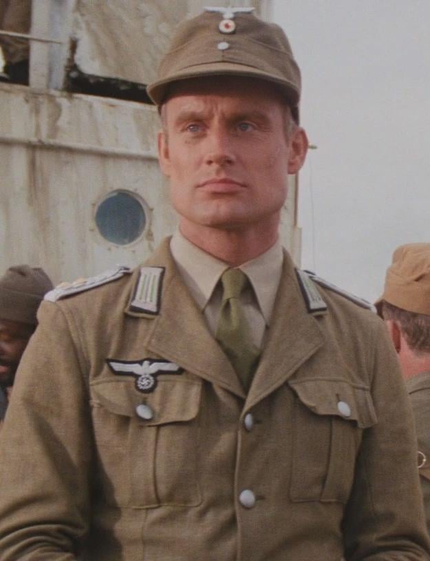 Mon psychiatre : *Mais non, Emmanuel Macron n'a jamais joué dans Indiana Jones, c'est le fruit de votre cerveau malade*