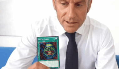 Macron utilisant le Pot de Cupidité pour piocher un nouveau premier ministre