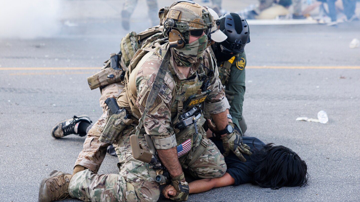 Trump to federalize 300 Illinois National Guard troops