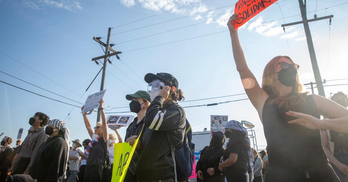Democratic congressional candidate Kat Abughazaleh indicted over ICE protests outside Chicago