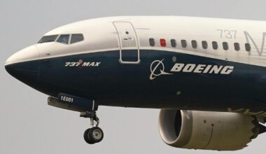 Airplane windscreen shatters mid-flight en route to Los Angeles