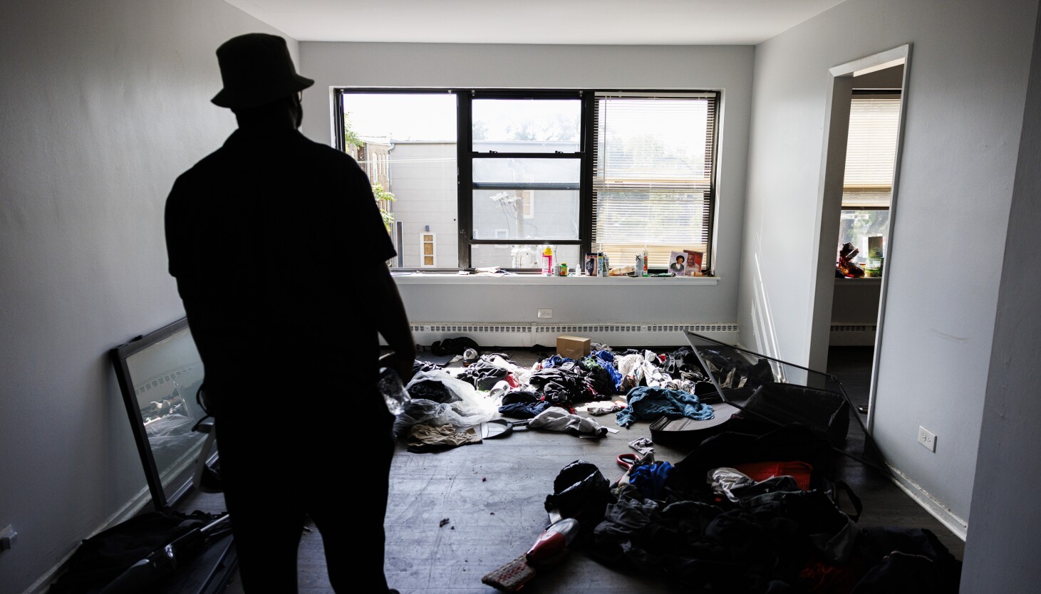 Massive immigration raid on Chicago apartment building leaves residents reeling: 'I feel defeated'