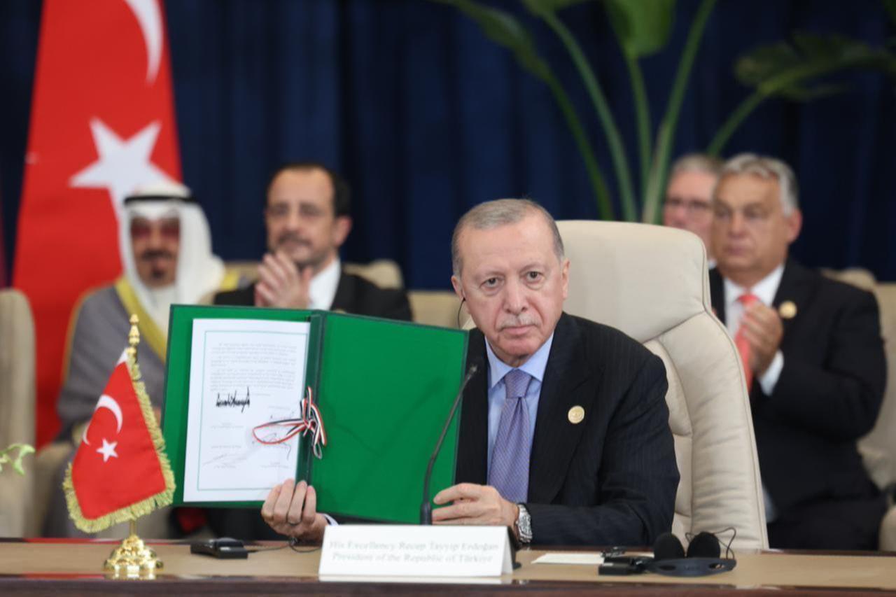 President Recep Tayyip Erdogan signed the document on Gaza ceasefire deal at the Sharm El-Sheikh Peace Summit in Sharm El-Sheikh, Egypt, Oct. 13, 2025. (Photo via Turkish Presidency / AA Photo)