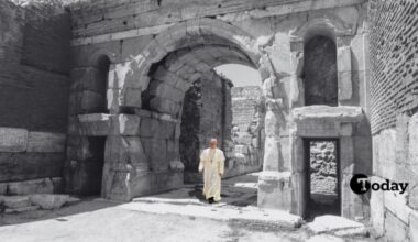 A fictionalized image of Pope Leo XIV passing through the ancient city walls and gateway of Iznik (Nicaea) in Bursa, Türkiye, May 16, 2025. (Image created by the Türkiye Today team)
