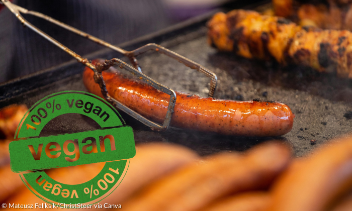 Würstchen auf dem Grill und Siegel vegan
