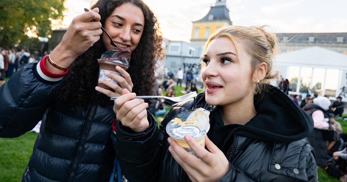 Manger du pudding à la fourchette: une tendance TikTok qui rassemble aussi les jeunes en Suisse
