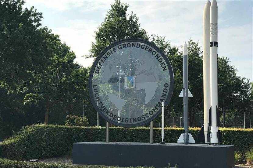 Logo Defensiegebonden Luchtverdedigingscommando, meet daarnaast twee raketten