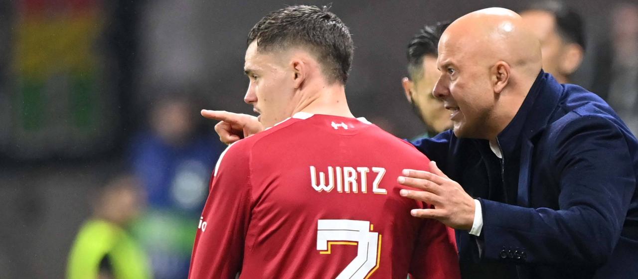 Florian Wirtz (l.) mit Trainer Arne Slot