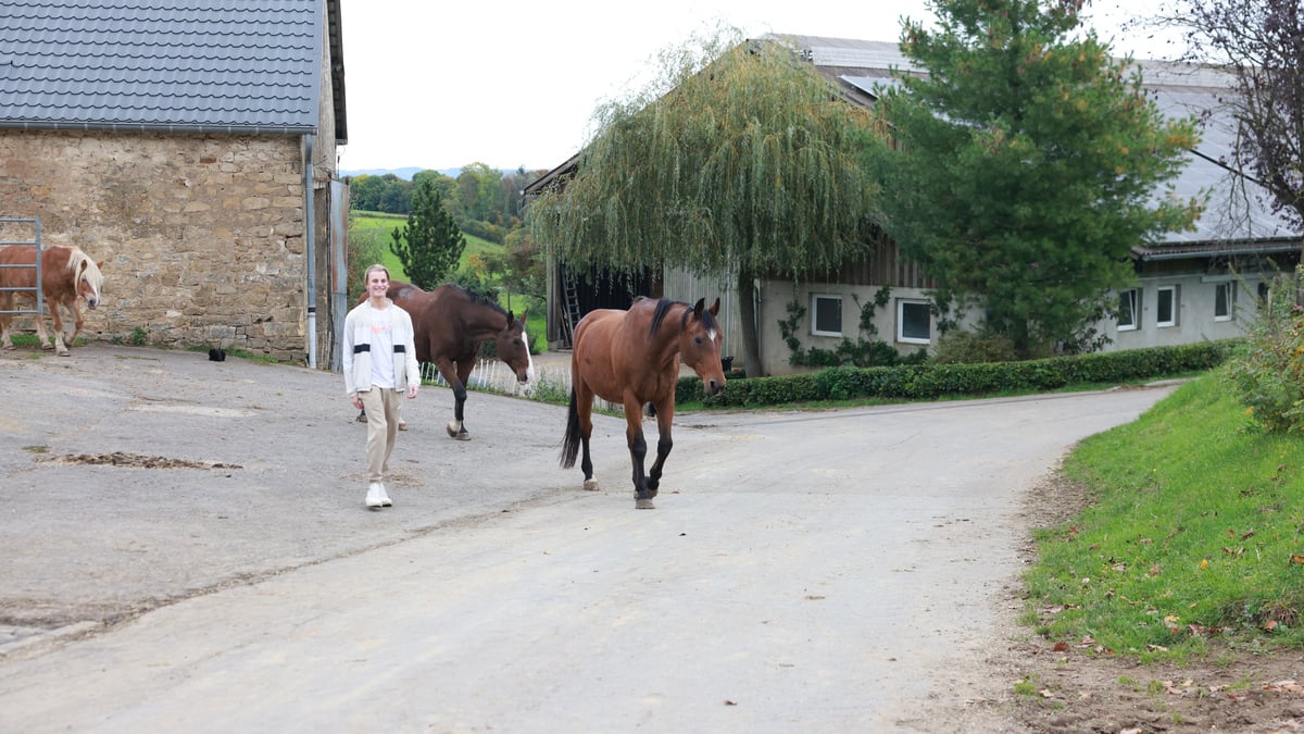 Kevin ist einer von gerade einmal 28 Einwohnern der kleinen Ortschaft Savelborn. In die Hauptstadt zu ziehen, kann er sich nicht vorstellen – und ist damit nicht allein.