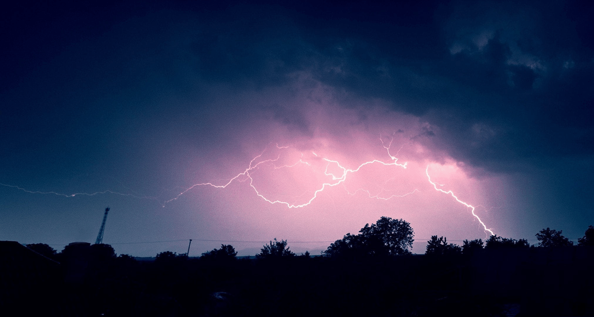 Na strednom Slovensku vznikajú BÚRKY. Udreli už desiatky bleskov