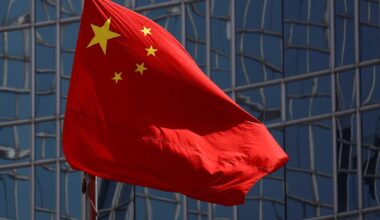 Chinese freighter halves EU delivery time on maiden Arctic voyage to UK