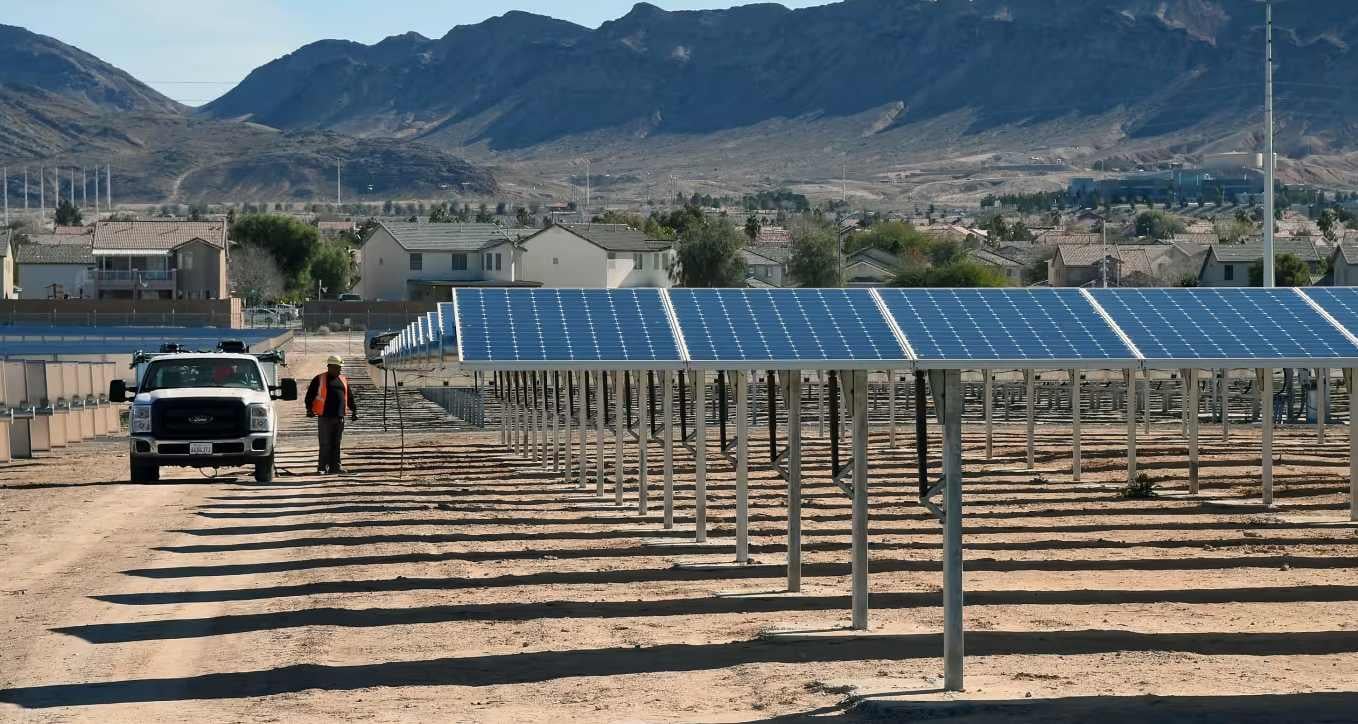 “We have beautiful, clean oil.” US moves to cancel one of the world’s largest solar farms despite climate promises