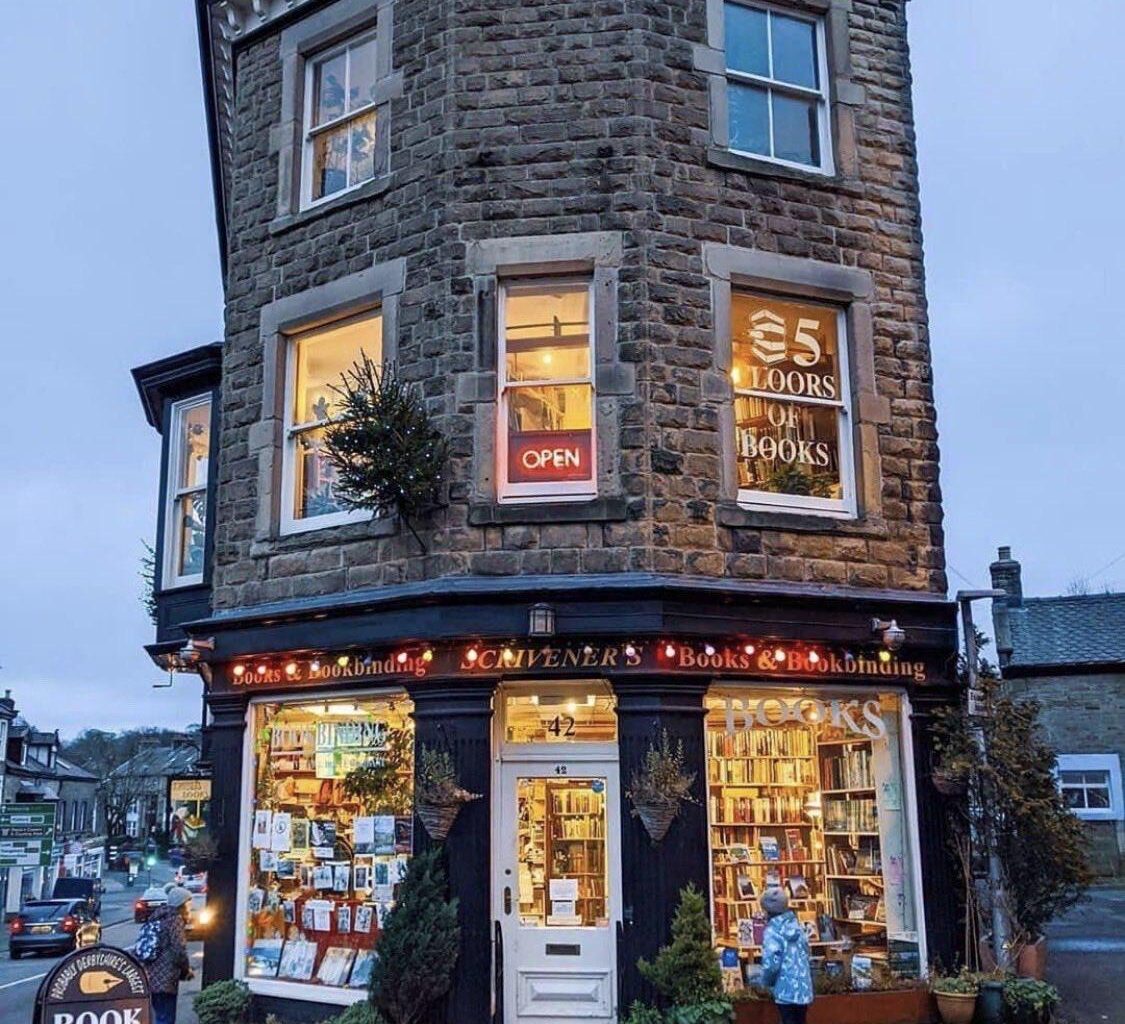 You can almost smell the old books and tea through this photo😌📚