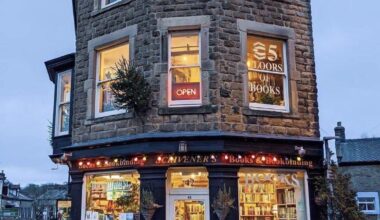 You can almost smell the old books and tea through this photo😌📚