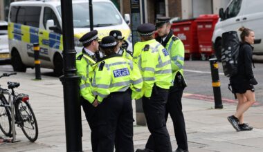 Met Police officer rushed to hospital after trying to arrest 'shoplifters' on South London street