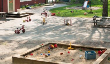 Ny analyse: Lukkedage giver danskerne bøvl - En ny undersøgelse fra Dansk Erhverv viser, at fire ud af ti danskere, som har børn eller har haft børn i daginstitution, oplever, at lukkedage gør det sværere for dem at passe deres arbejde. 18 procent har endda meldt sig syg som følge af lukkedage.