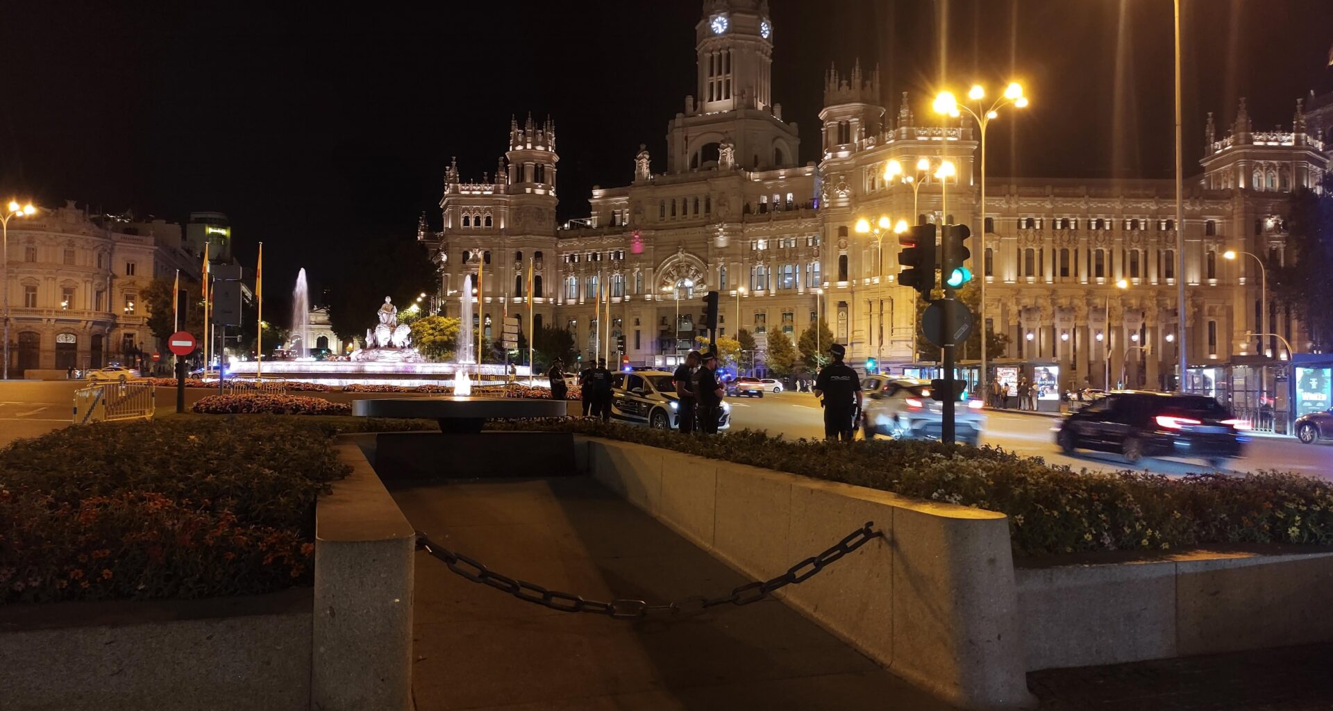 Aquí hay fuego, agua en la fuente de La Cibeles, el palacio del Ayuntamiento de Madrid, y si hacéis zoom se ve la Puerta de Alcalá!