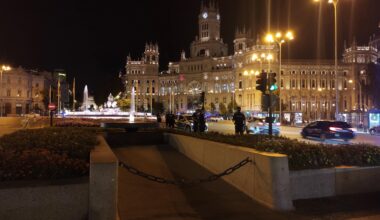 Aquí hay fuego, agua en la fuente de La Cibeles, el palacio del Ayuntamiento de Madrid, y si hacéis zoom se ve la Puerta de Alcalá!