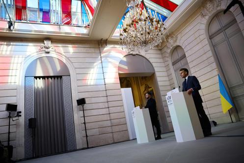 Emmanuel Macron et Volodymyr Zelensky, lors d’une conférence de presse conjointe au palais de l’Elysée, à Paris, le 17 novembre 2025.