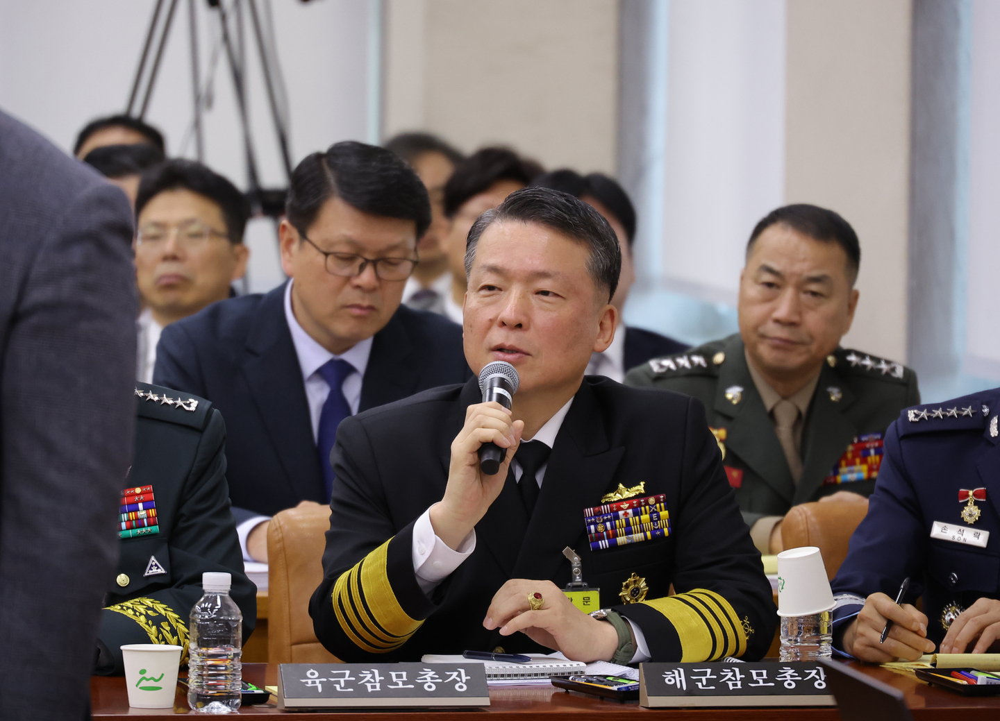 Chief of Naval Operations Adm. Kang Dong-gil responds to a question regarding Korea's plan to build nuclear-propelled submarines during a parliamentary audit, in this file photo from Oct. 30. [YONHAP]