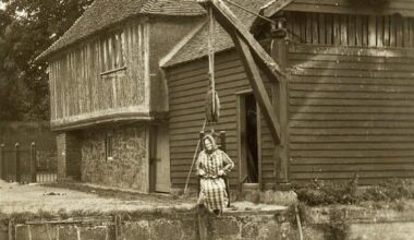 Came across this old photo of a “Ducking Stool” in Fordwich, Kent, one of England’s strangest medieval punishments 😳