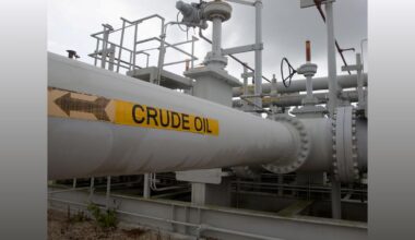 Crude Oil Futures Drop on Strong Dollar