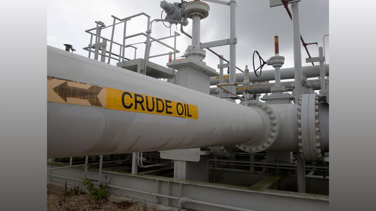 Crude Oil Futures Drop on Strong Dollar
