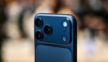 Despite doubts over economy, Americans set for record holiday spending