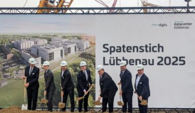 German Minister for Digitalisation Karsten Wildberger (C) was on hand to break ground on the project designed to bolster European AI ambitions