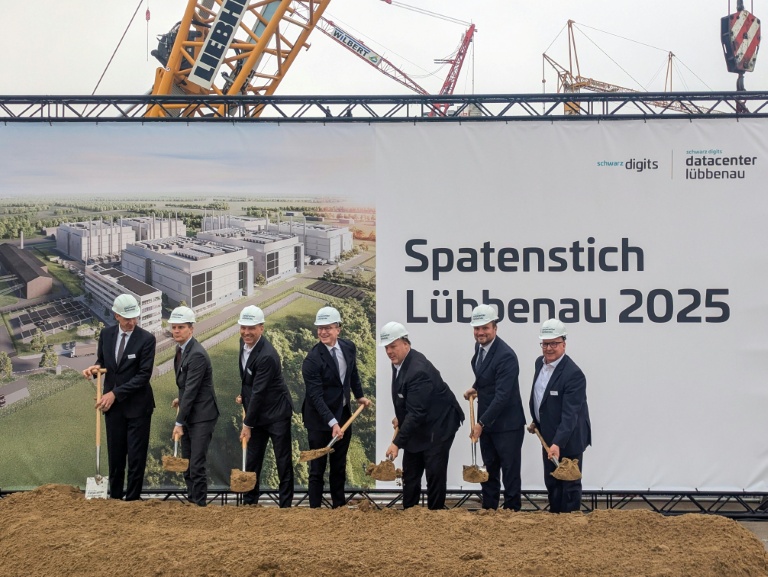 German Minister for Digitalisation Karsten Wildberger (C) was on hand to break ground on the project designed to bolster European AI ambitions
