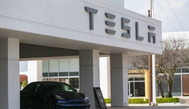 Elon Musk Tells Bill Gates To End His Massive Tesla Short After 8 Years—Says He 'Bet On Tesla Dying' And Tried To 'Make $500 Million From Its Demise'