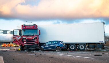Vrachtwagen door vangrail op A16: chauffeur wilde broodtrommel pakken
