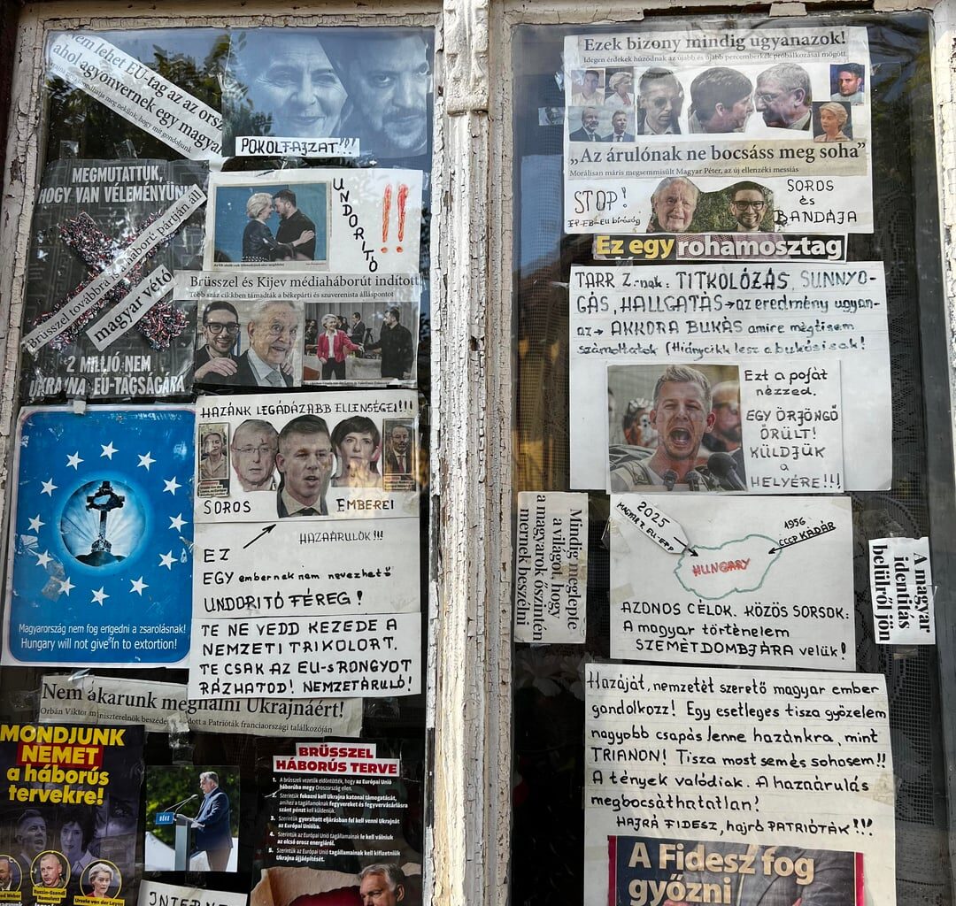 Magyarország 2025. Random lakóház ablaka.