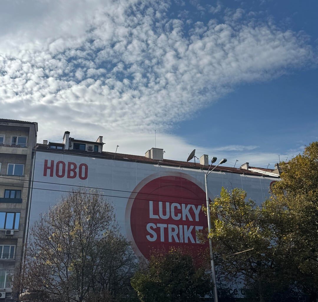 Някой ще ми обясни ли, чисто законово как е позволено да има толкова реклама на цигари на публично място около едно от най-важните ни спортни съоръжения?