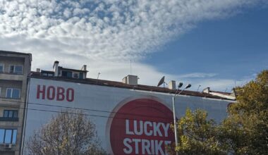 Някой ще ми обясни ли, чисто законово как е позволено да има толкова реклама на цигари на публично място около едно от най-важните ни спортни съоръжения?