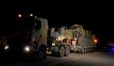 Stenograme din cazul în care i s-a oferit 1 milion de euro mită ministrului Apărării ca să aranjeze achiziția de armament. „Voi nu vă dați seama câți bani vin! Treij de miliarde de la Comisia Europeană! Dăm la geantă, fără urme”