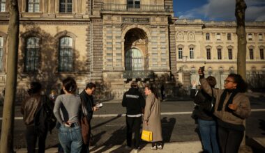 Louvre transfers jewels to Bank of France after heist