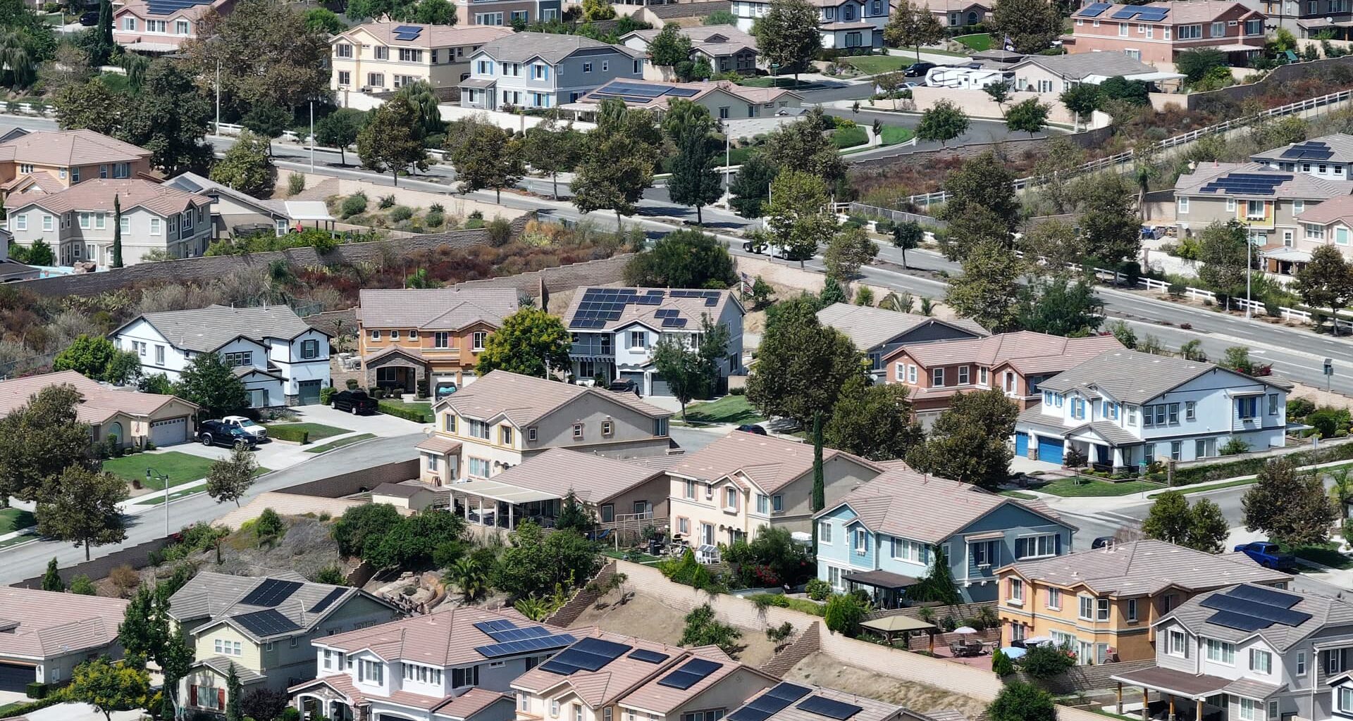 More home sellers are taking listings off the market, Redfin says