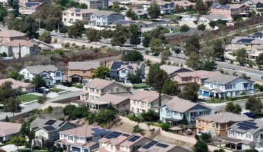 More home sellers are taking listings off the market, Redfin says