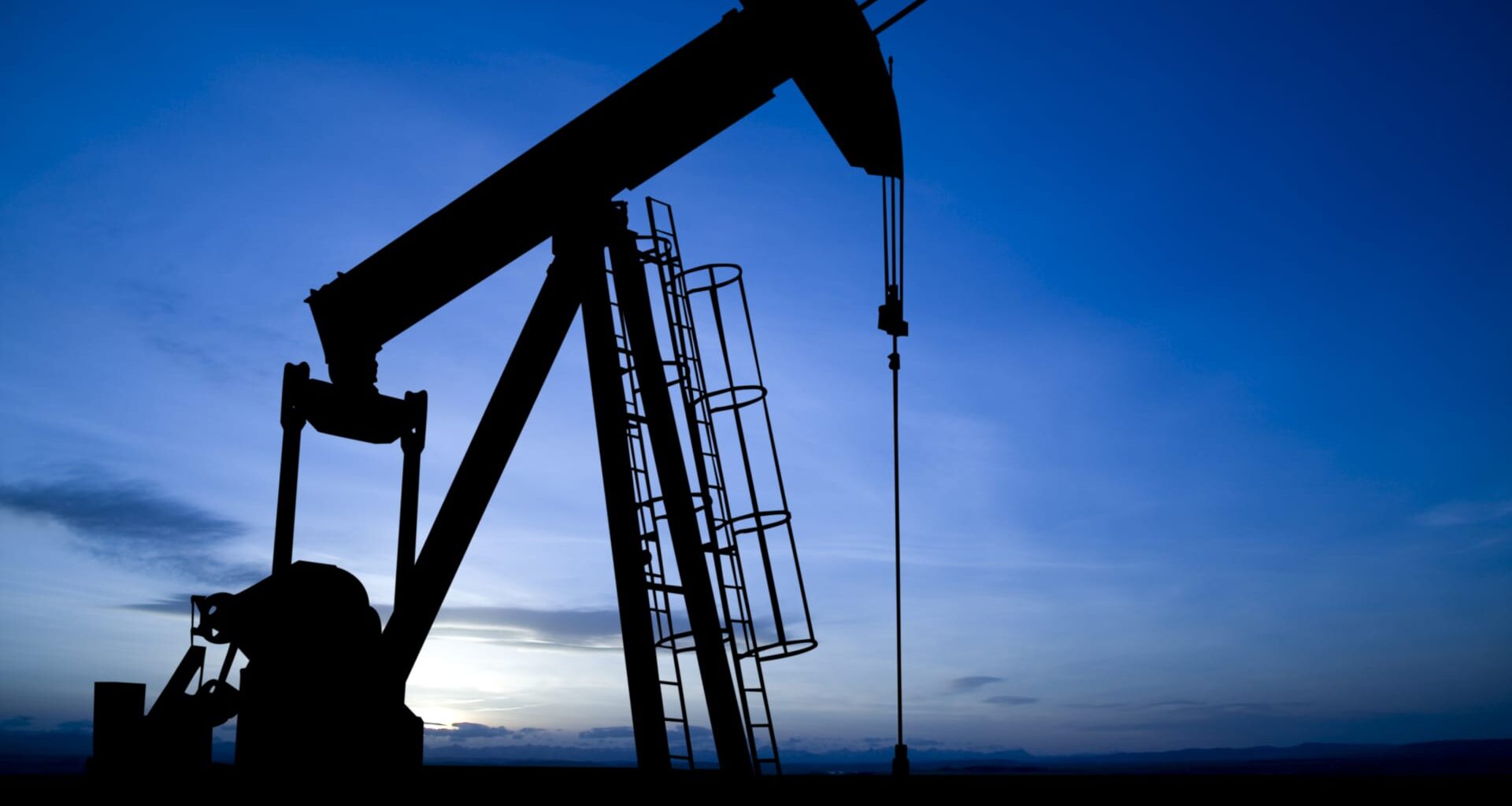 Oil climbs as Russian port suspends oil exports after Ukrainian attack