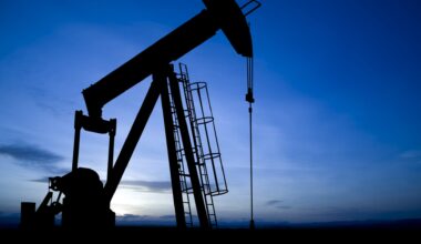 Oil climbs as Russian port suspends oil exports after Ukrainian attack