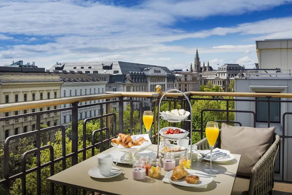 A breakfast spread on the terrace at Hilton Vienna Plaza