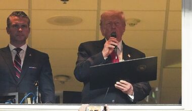 Video. Donald Trump cheered and booed as first sitting US president at regular-season NFL game since 1978