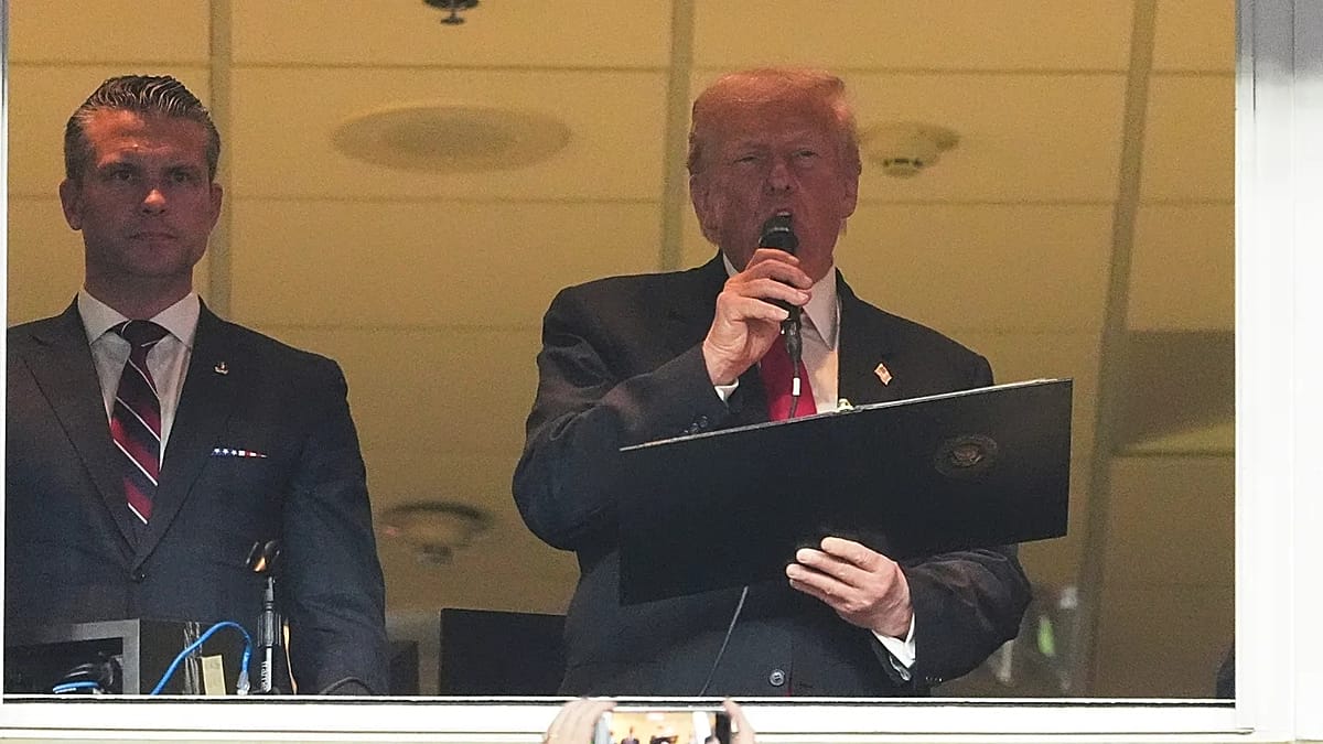 Video. Donald Trump cheered and booed as first sitting US president at regular-season NFL game since 1978