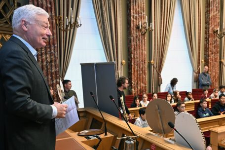 Chamber-Präsident Wiseler erklärt den Schülern, wie das Parlament funktioniert