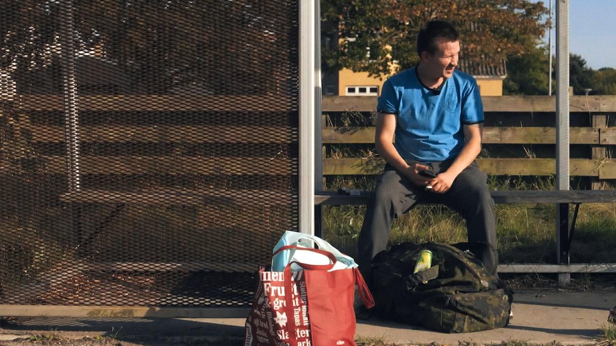 Hver dag løslades 18 personer fra fængslet - inden for et år begår halvdelen af dem ny kriminalitet - Ubetalte regninger, misbrug og usikre boligsituationer er virkeligheden for flere løsladte fra de danske fængsler.