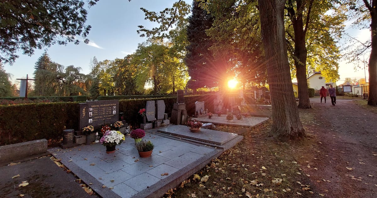Czechia’s Dušičky light up cemeteries across the country