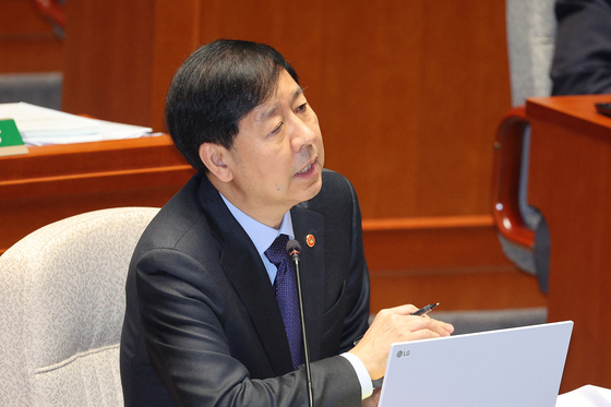 Deputy Prime Minister and Minister of Economy and Finance Koo Yoon-cheol answers questions from lawmakers during a plenary session of the National Assembly’s Special Committee on Budget and Accounts in Yeouido, western Seoul, on Nov. 7. [NEWS1]