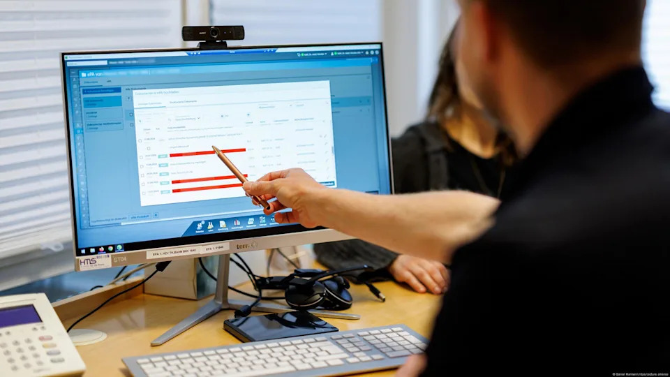 Patient data accessible to doctors and pharmacists on demand is new in Germany<span class="copyright">Daniel Karmann/dpa/picture alliance</span>